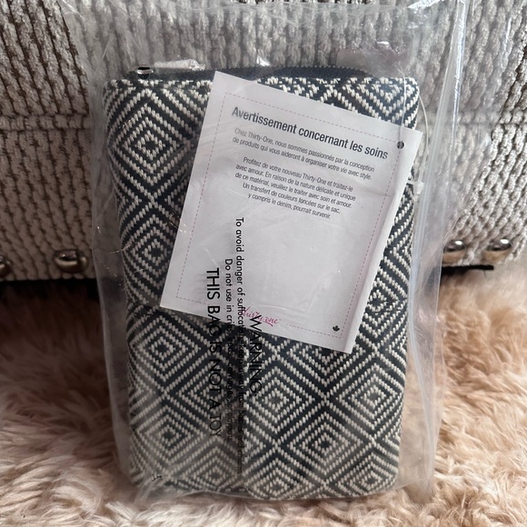 NWT Thirty-One Geometric Black and White Crossbody - Picture 2 of 8